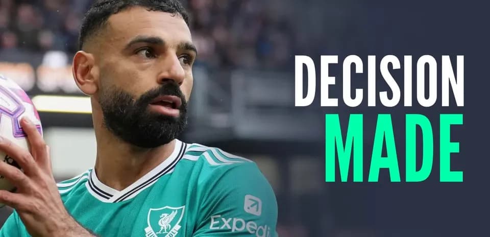 Jugador sosteniendo un balón durante un partido