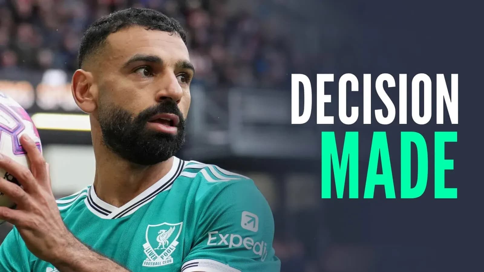 Jugador sosteniendo un balón durante un partido
