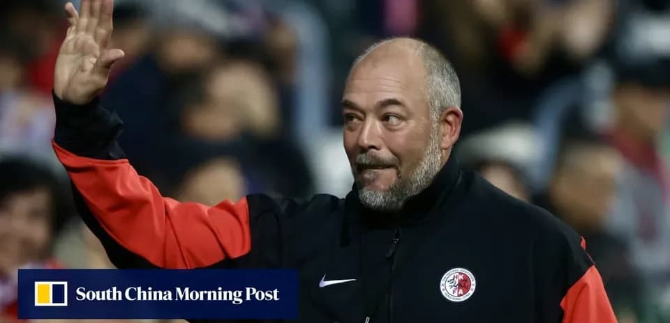 Entrenador saludando en el banquillo durante partido