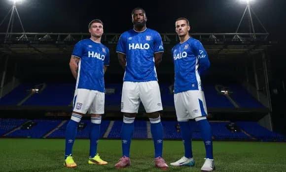 Tres jugadores posando en uniforme del equipo Ipswich