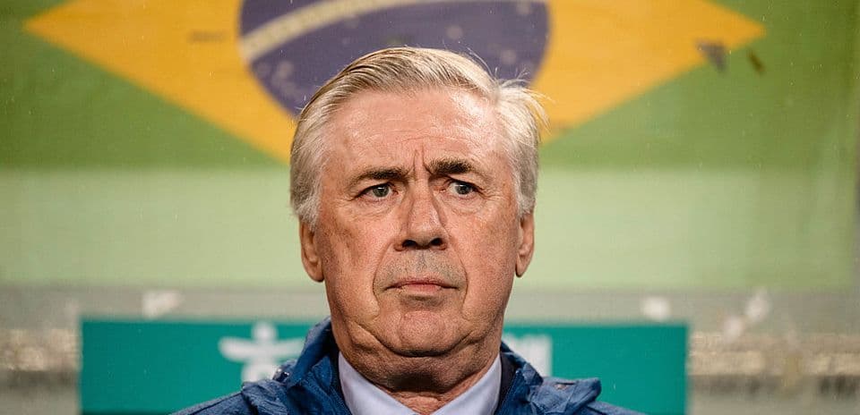 Entrenador observando durante partido con fondo de Brasil