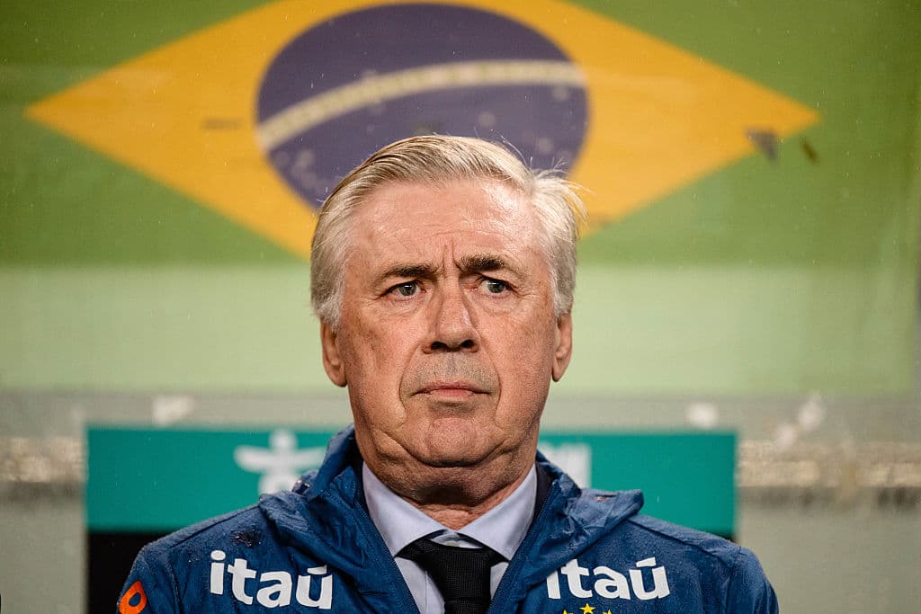 Entrenador observando durante partido con fondo de Brasil
