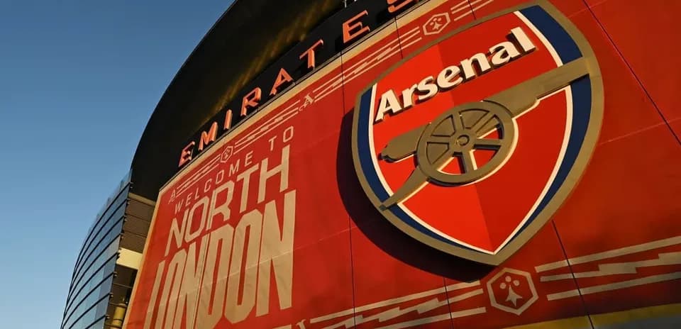 Fachada del Emirates Stadium con escudo del Arsenal