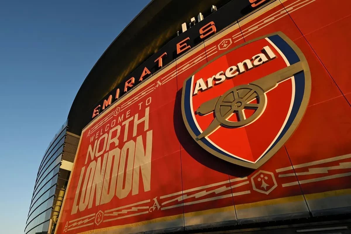 Fachada del Emirates Stadium con escudo del Arsenal
