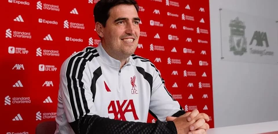 Entrenador sentado en conferencia de prensa de Liverpool