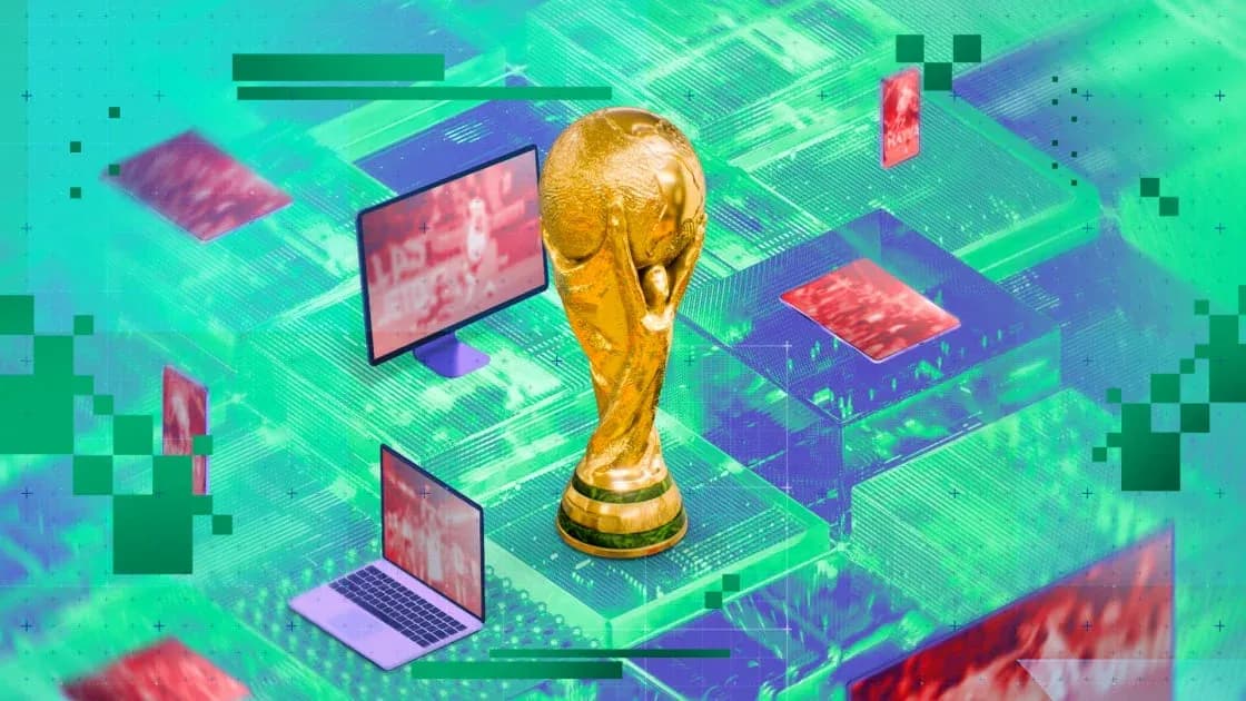 Trofeo de la Copa del Mundo rodeado de pantallas