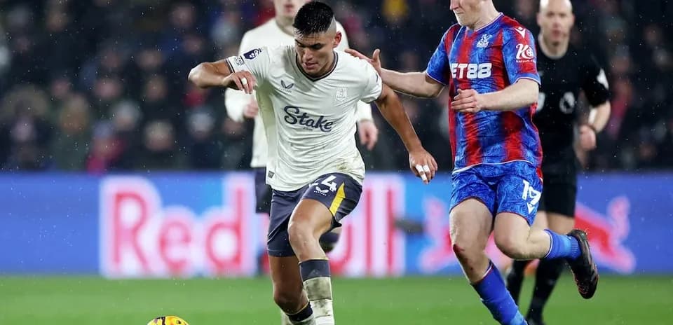 Jugador de Crystal Palace persigue a un rival