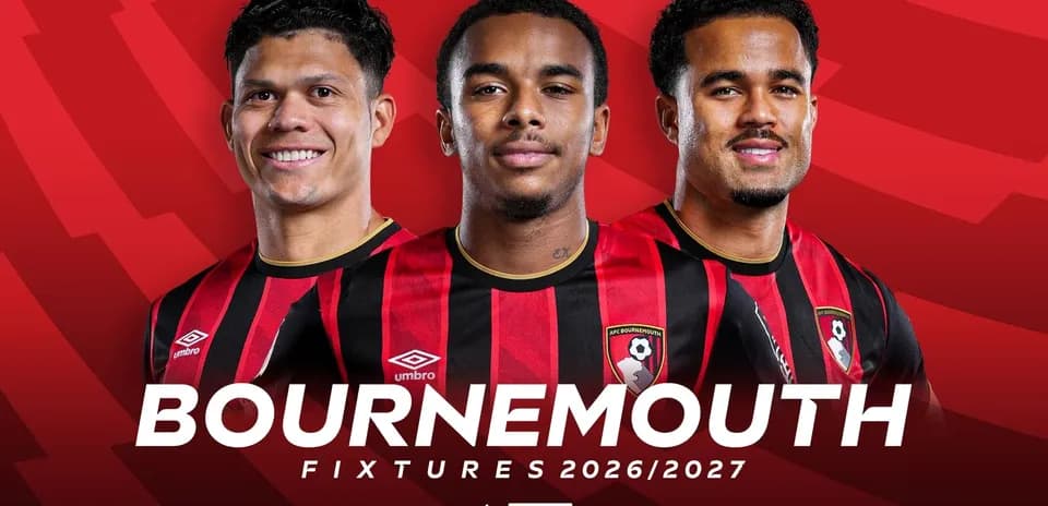 Tres jugadores de Bournemouth posando en uniforme