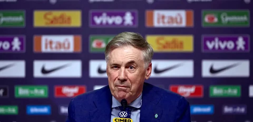 Entrenador en conferencia de prensa con logotipos de patrocinadores