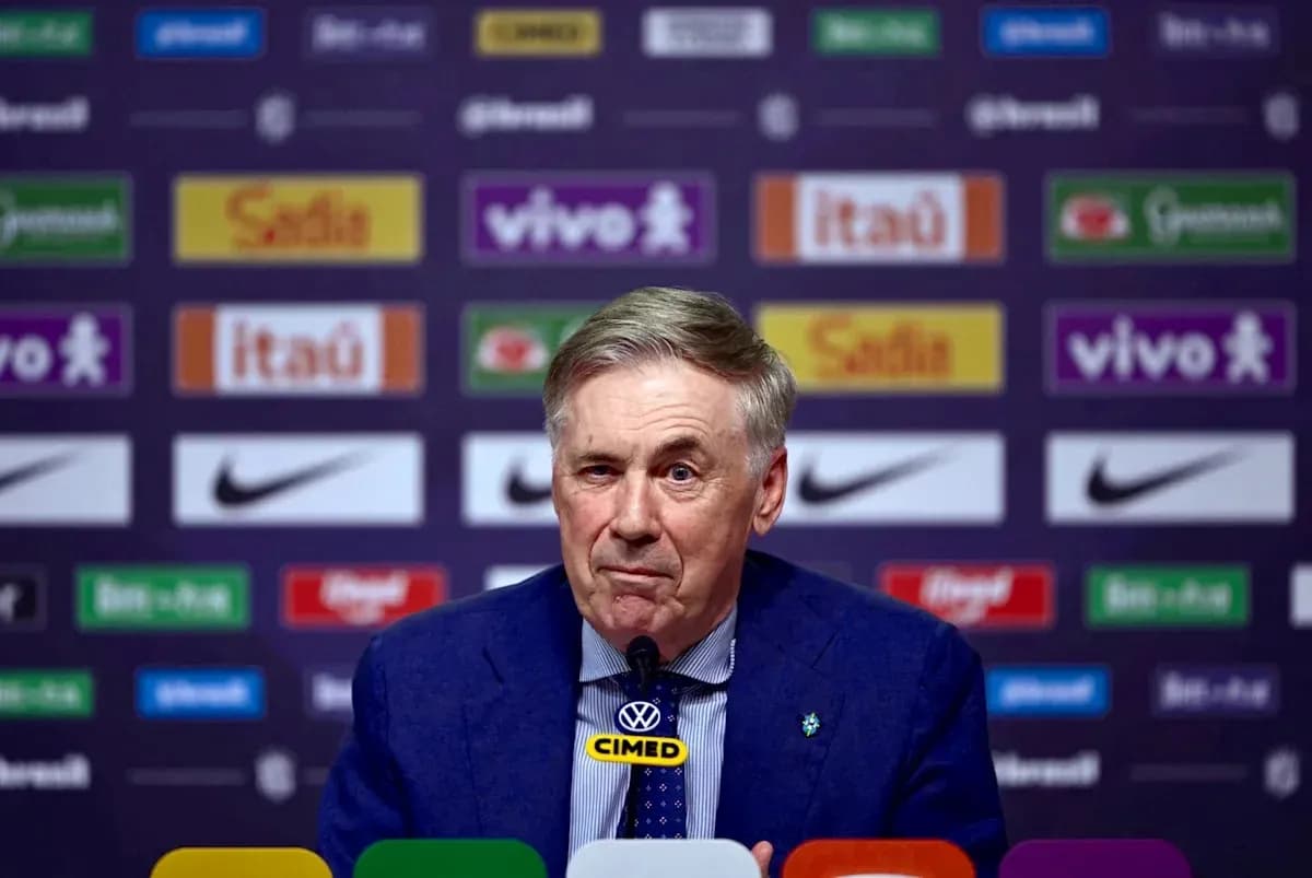 Entrenador en conferencia de prensa con logotipos de patrocinadores