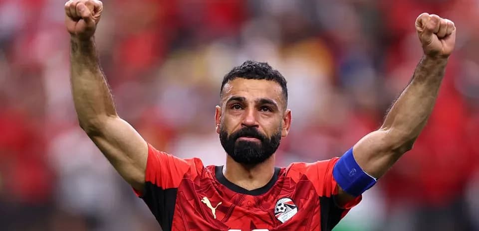 Jugador de Egipto levantando los brazos en celebración