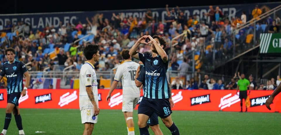 Jugador celebra con un corazón durante el partido
