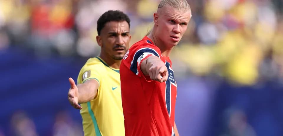 Jugador noruego señalando durante el partido contra Brasil
