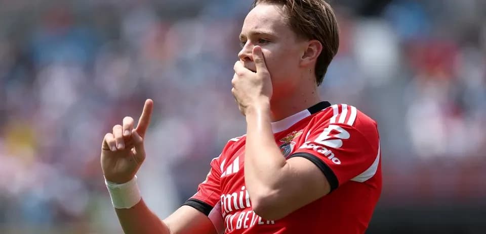 Jugador señalando con un dedo durante el partido