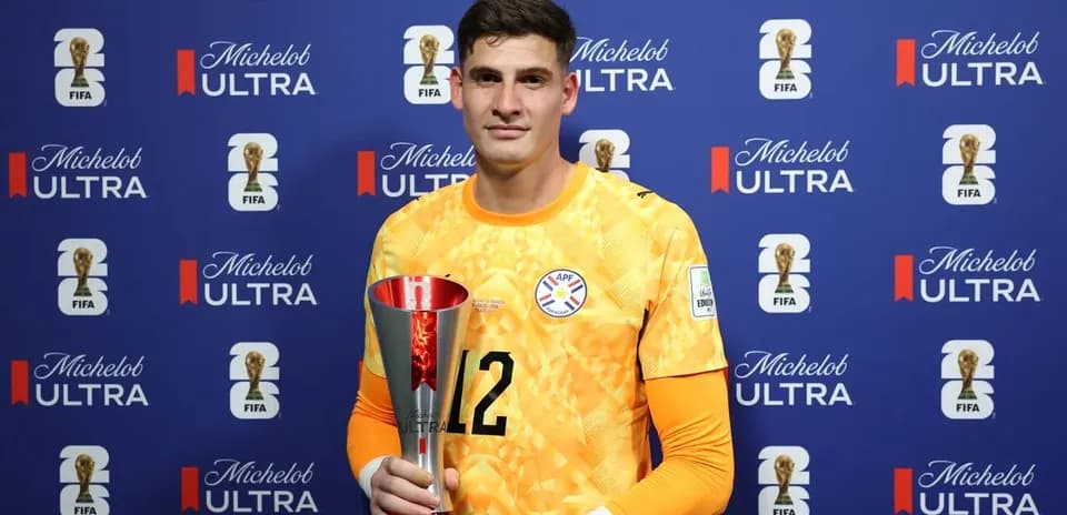 Portero sosteniendo un trofeo en conferencia de prensa