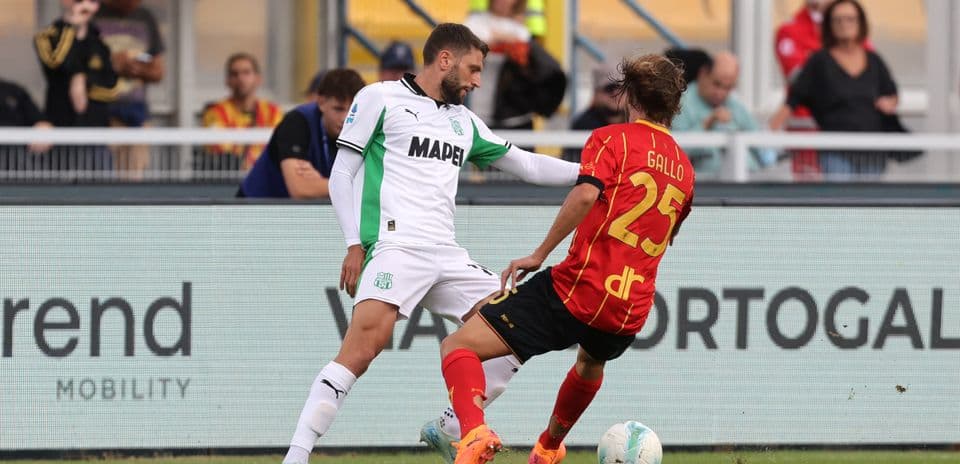 Jugador de Sassuolo compitiendo con jugador de Lecce