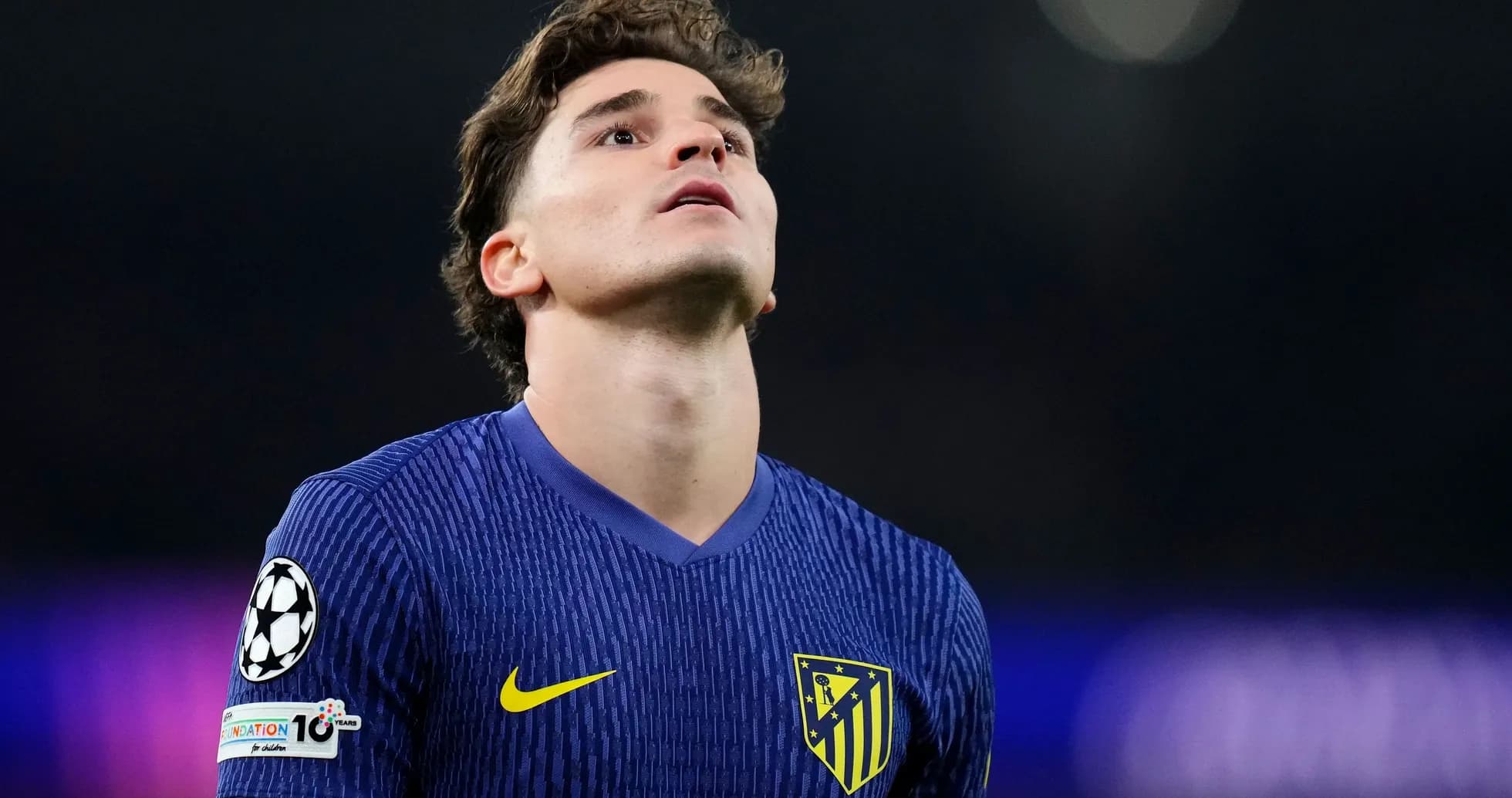 Jugador de Atlético de Madrid mirando hacia arriba