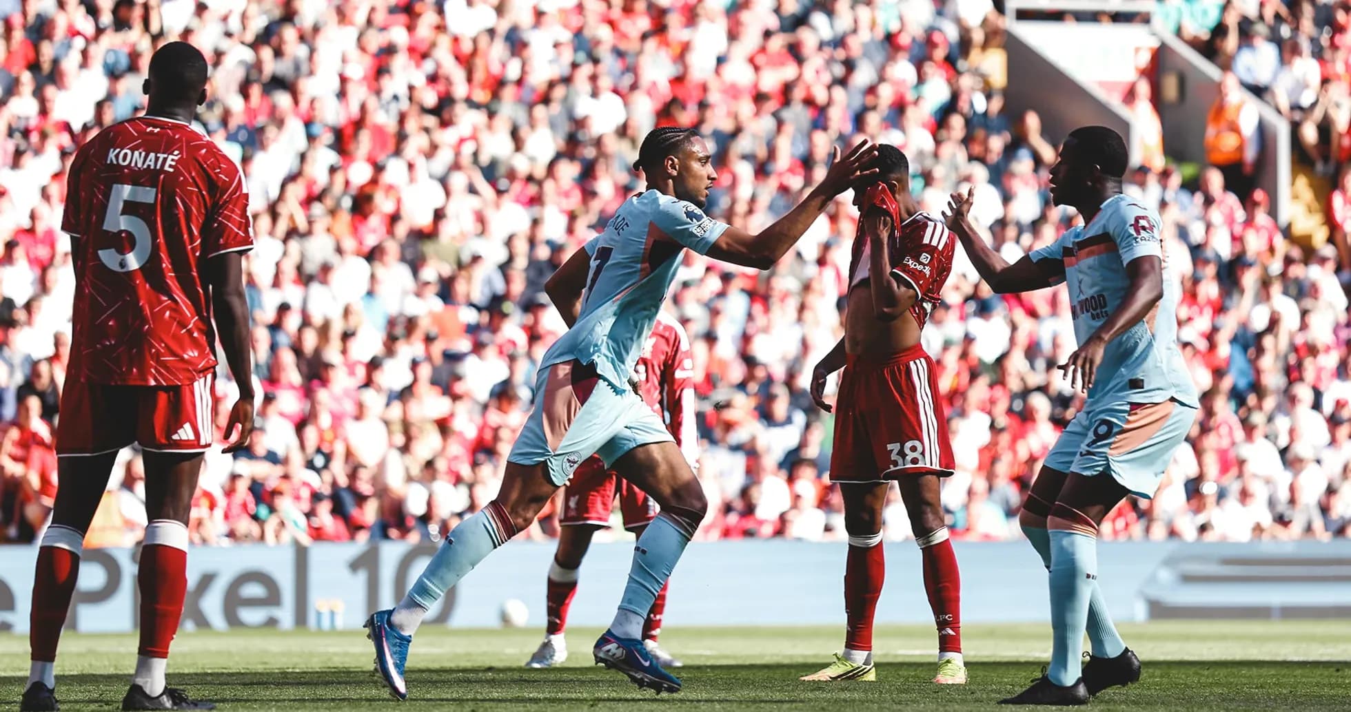 Jugadores de Liverpool y Brentford en acción