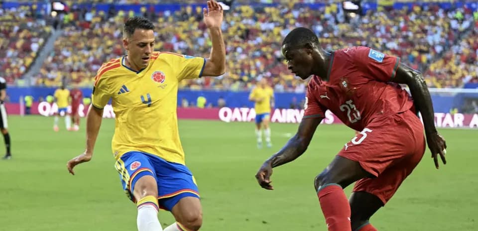 Jugadores de Colombia y Suiza compitiendo por el balón