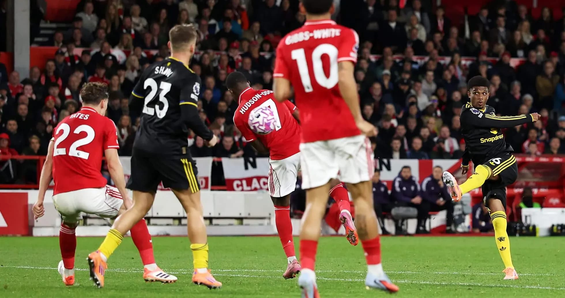 Un jugador de Nottingham Forest dispara a puerta