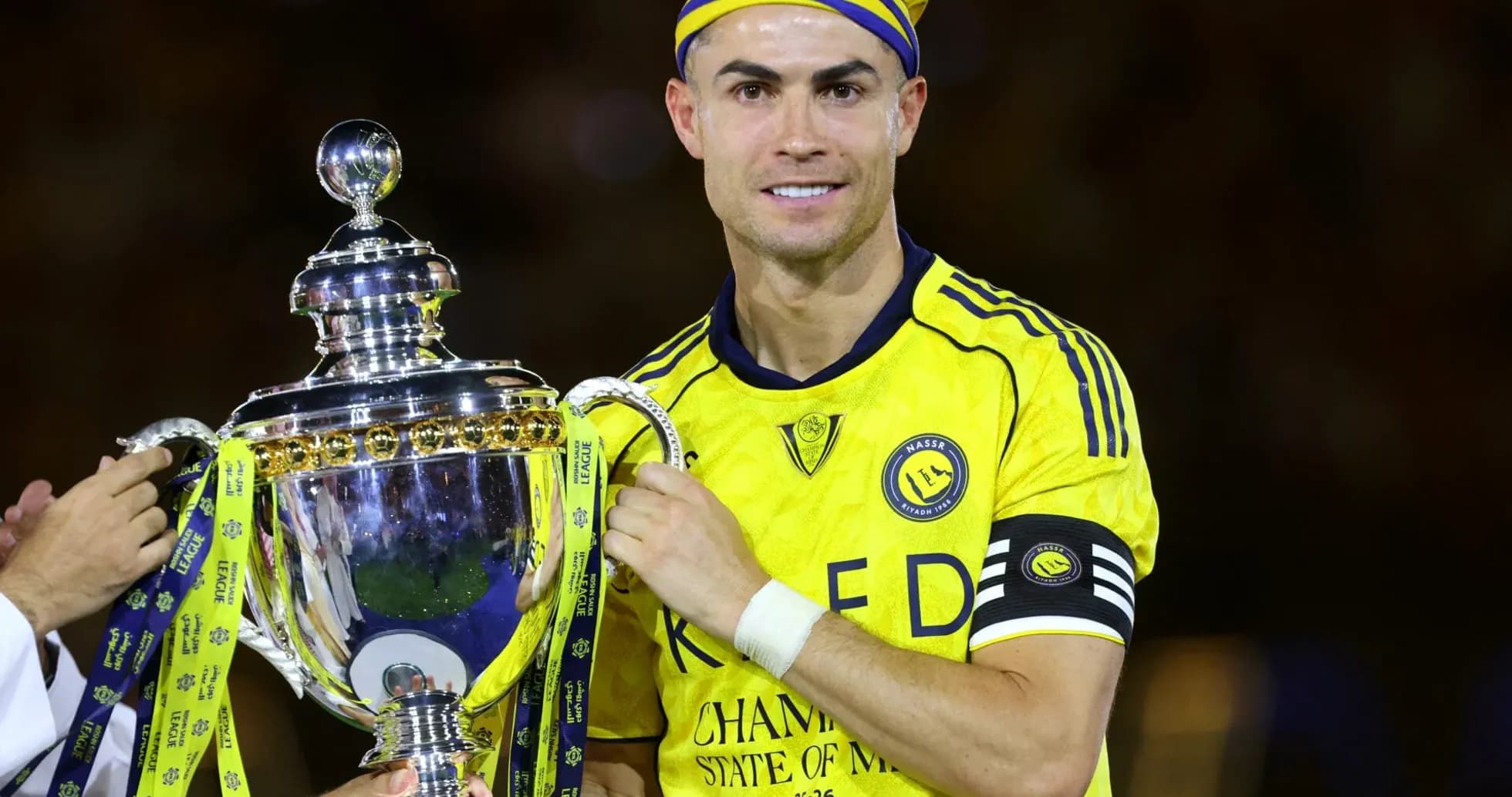 Jugador sosteniendo trofeo en celebración deportiva