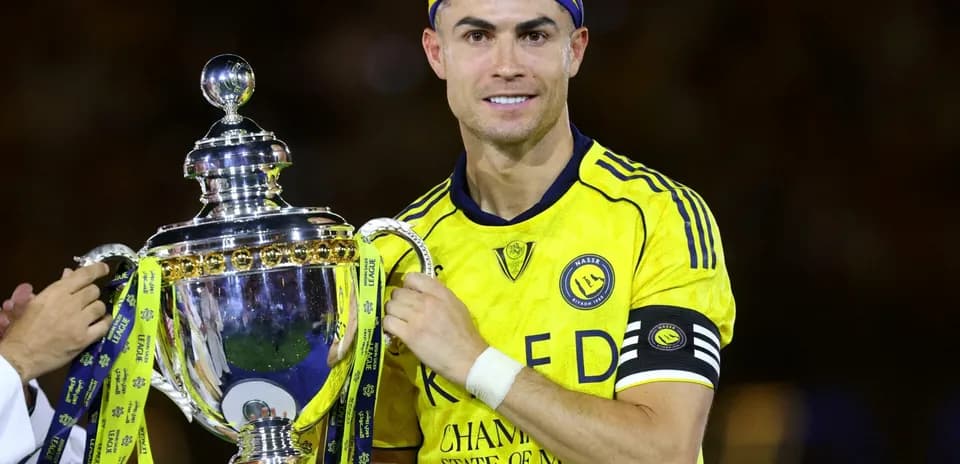 Jugador sosteniendo trofeo en celebración deportiva
