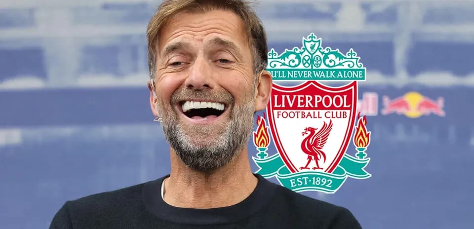 Entrenador sonriente de Liverpool en conferencia