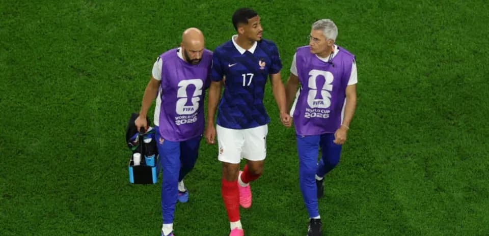 Jugador de Francia siendo asistido por entrenadores