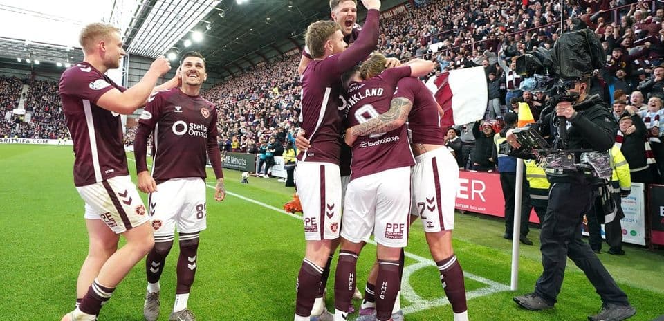 Jugadores de Hearts celebrando un gol en el partido