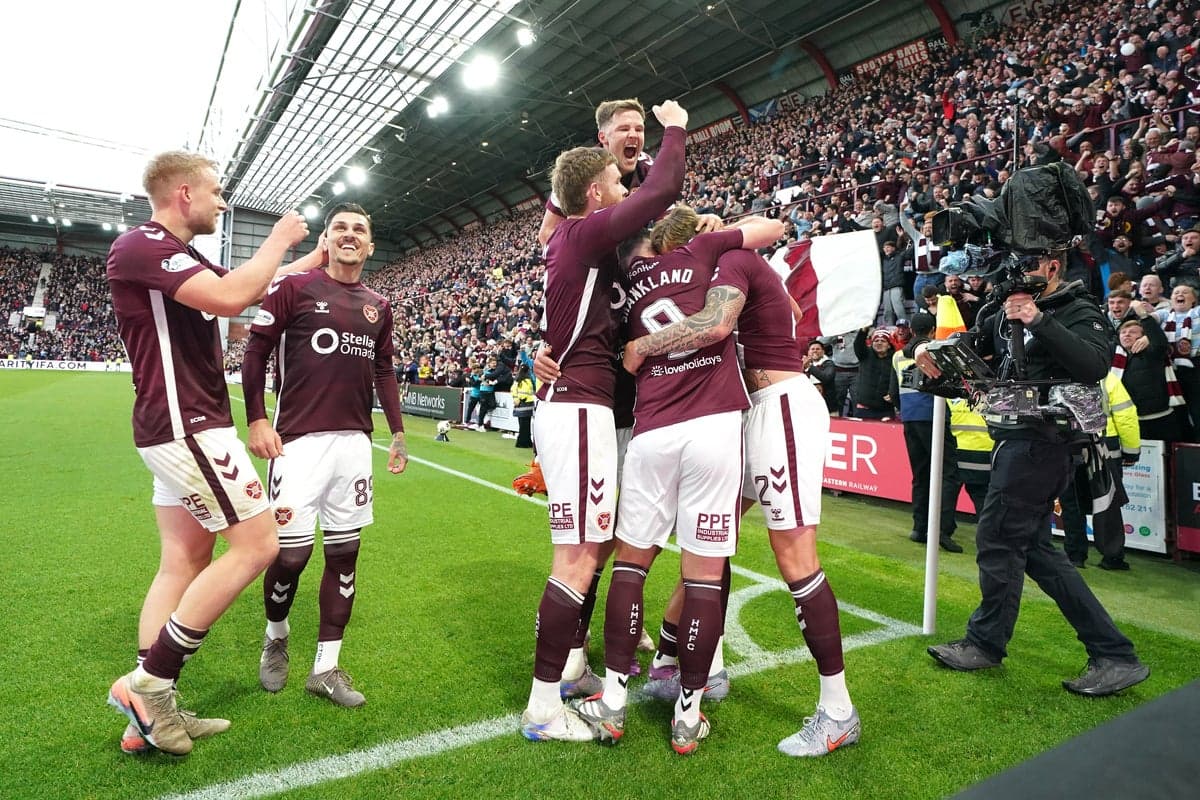 Jugadores de Hearts celebrando un gol en el partido