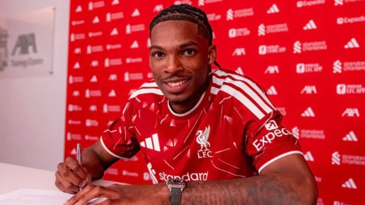 Jugador firmando contrato con Liverpool FC