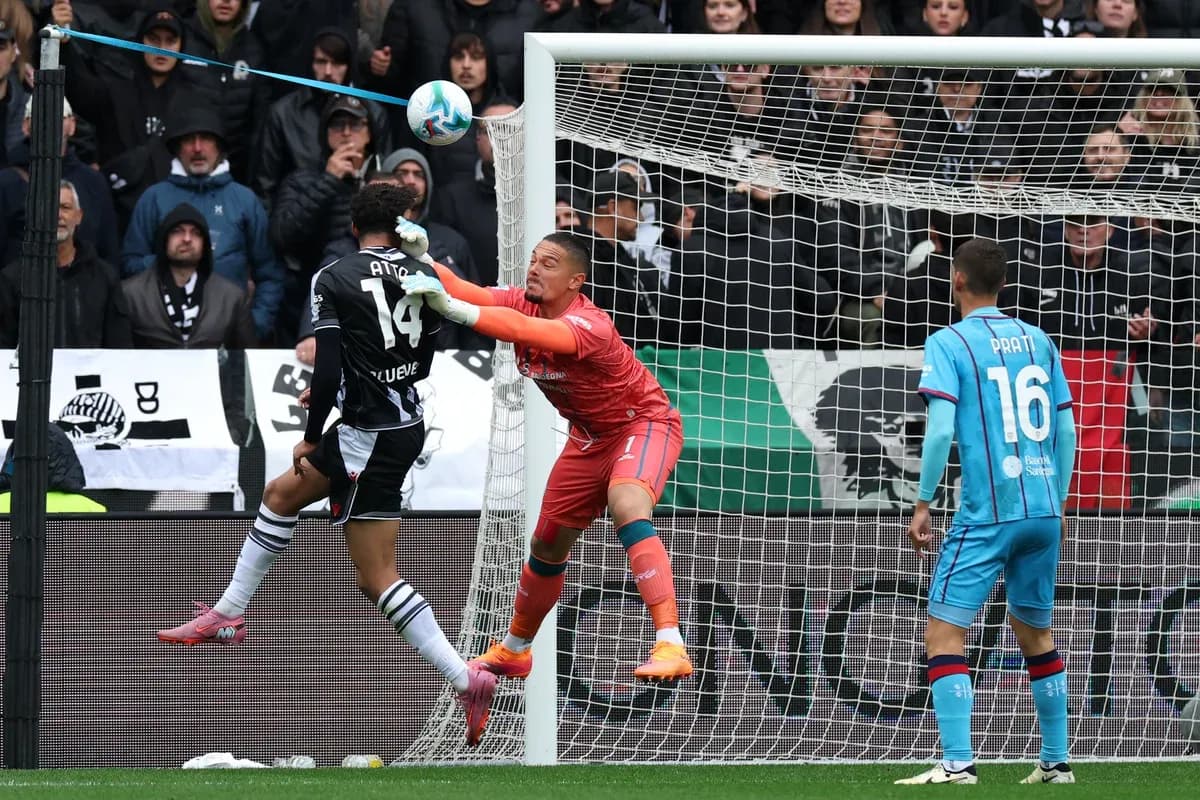 Jugador de Udinese intentando marcar gol