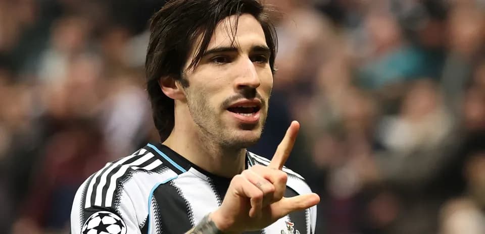 Jugador de Newcastle señalando durante el partido