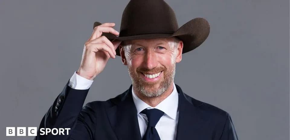 Hombre con sombrero en traje sonriente