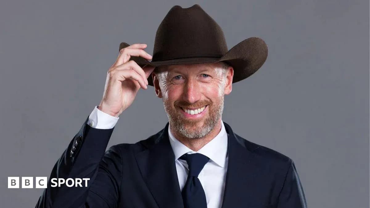 Hombre con sombrero en traje sonriente