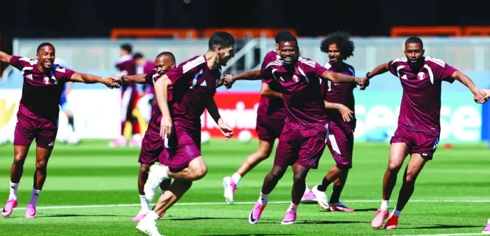 Entrenamiento de jugadores de Qatar en el campo