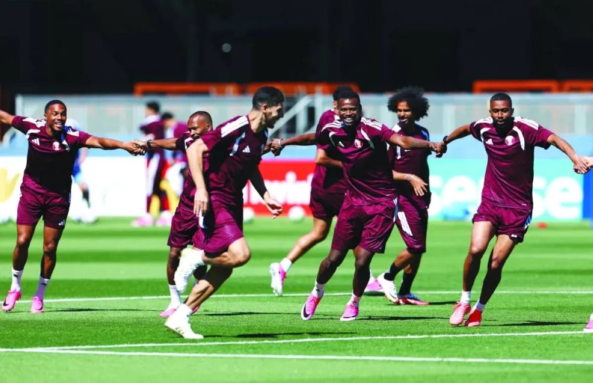Entrenamiento de jugadores de Qatar en el campo