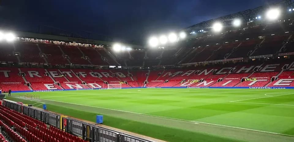 Estadio Old Trafford vacío con césped bien cuidado