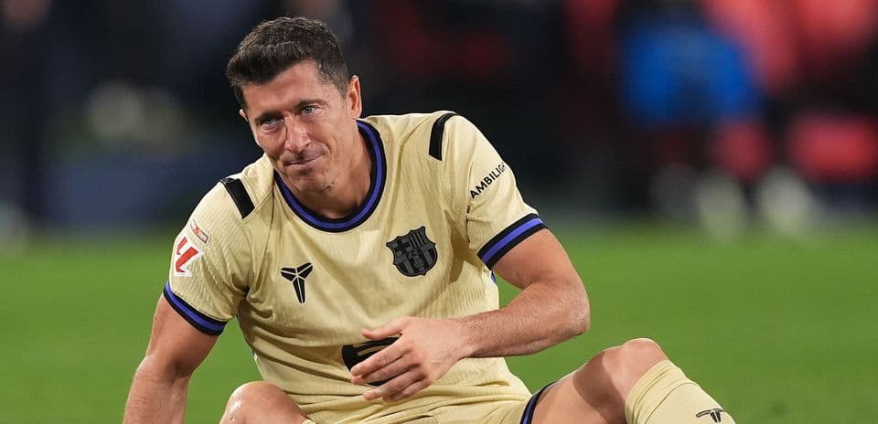 Jugador sentado en el campo durante el partido