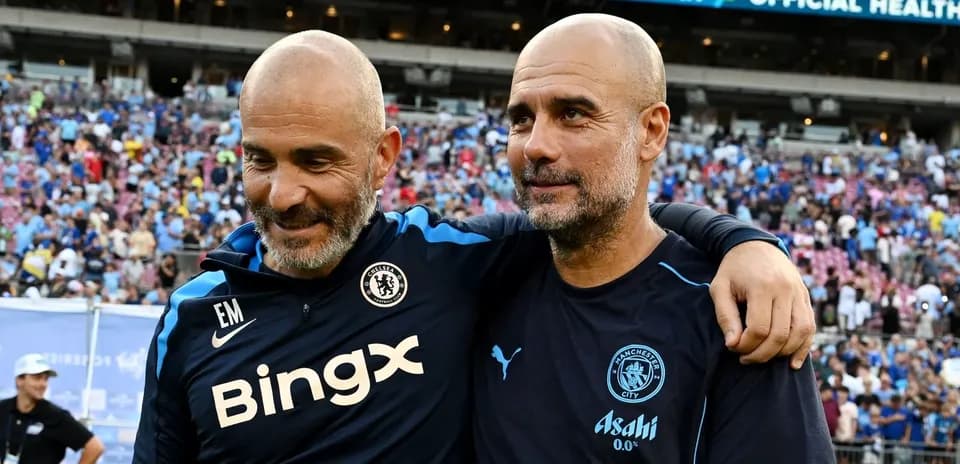 Entrenadores de Chelsea y Manchester City abrazándose