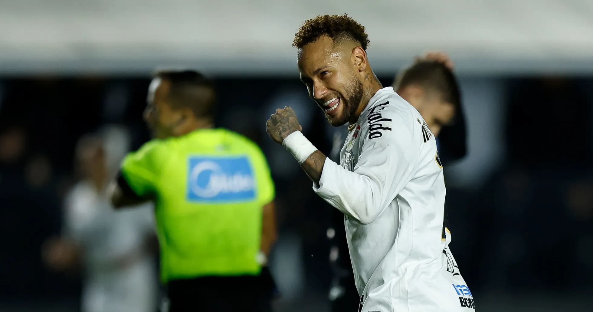 Neymar celebrando durante un partido de fútbol