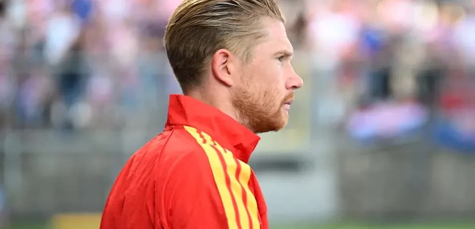 Jugador en uniforme rojo observando el campo