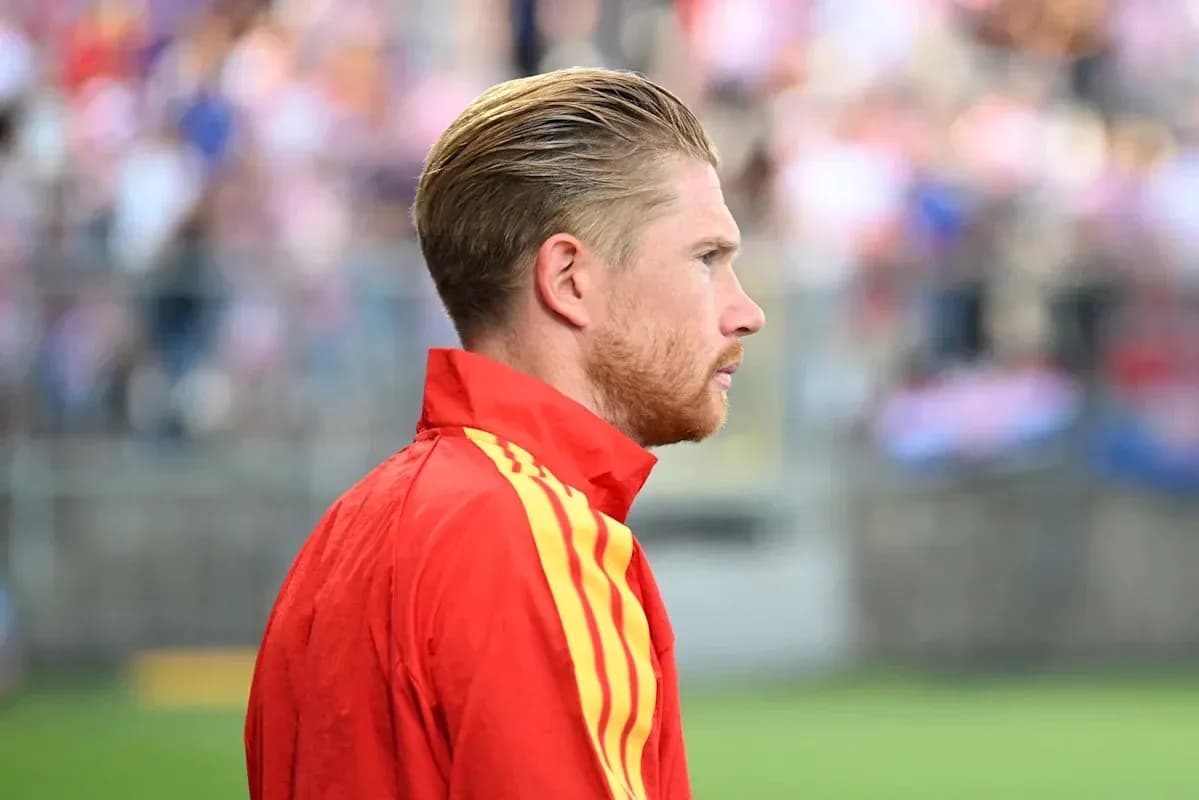 Jugador en uniforme rojo observando el campo