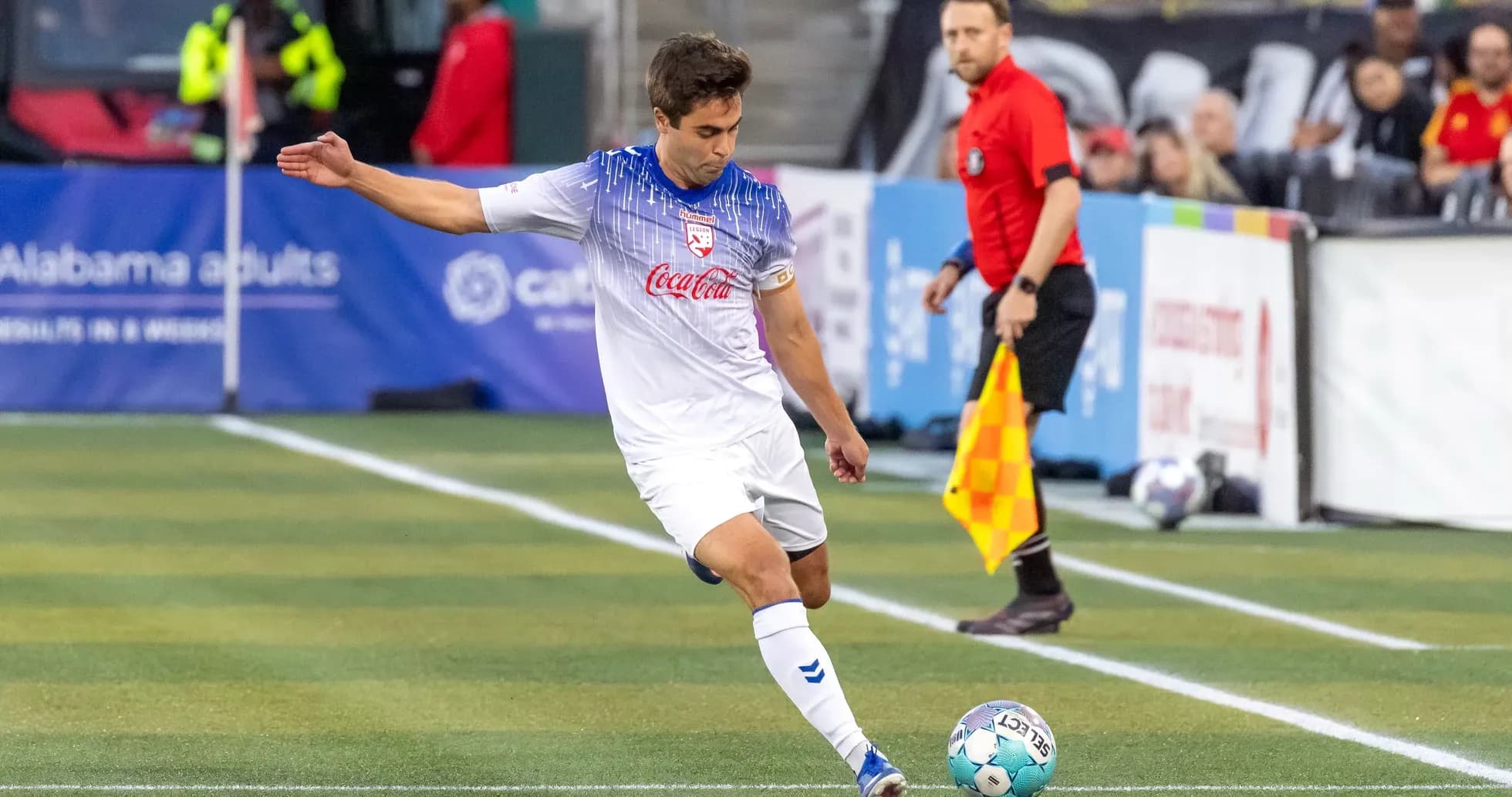 Jugador lanzando un tiro de esquina en el partido