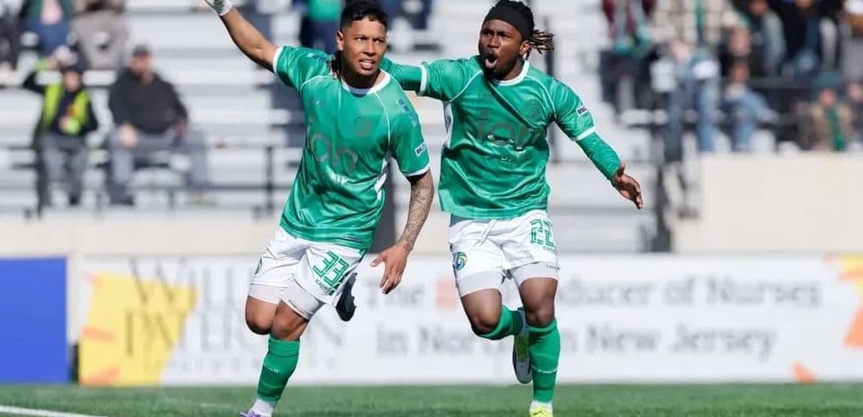 Dos jugadores celebrando un gol en el partido