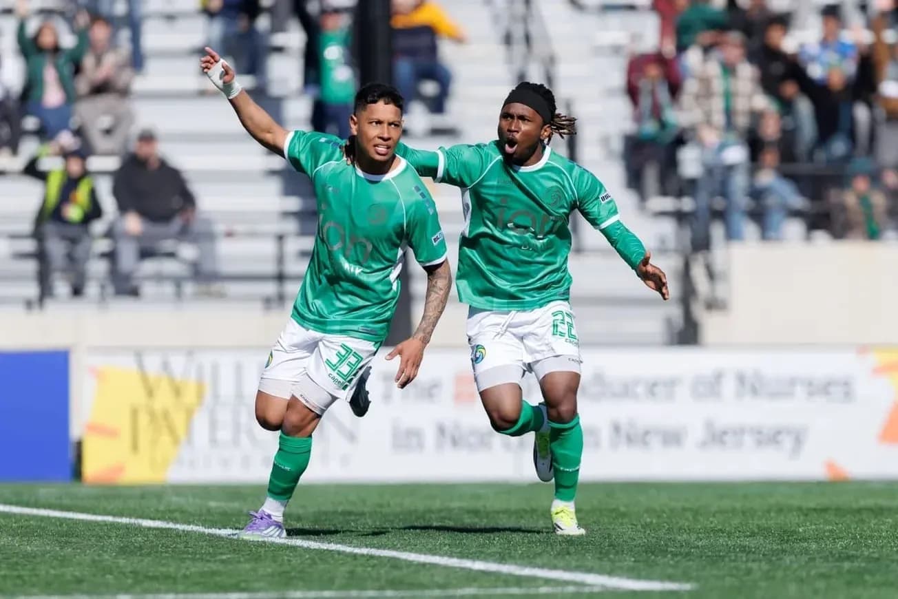 Dos jugadores celebrando un gol en el partido