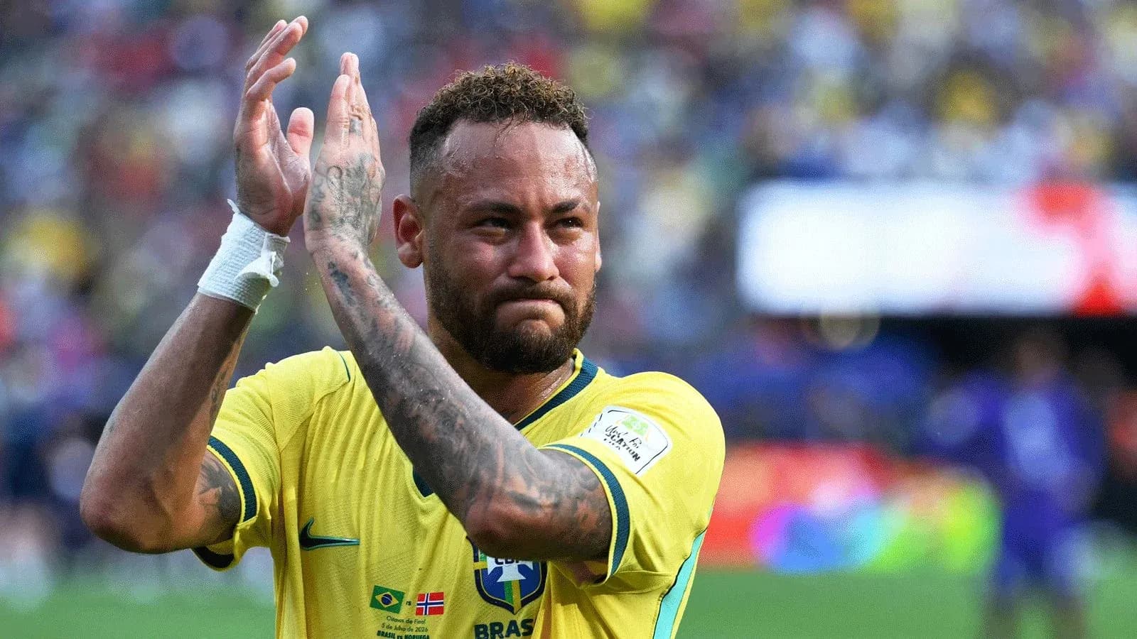 Jugador aplaudiendo en partido de Brasil