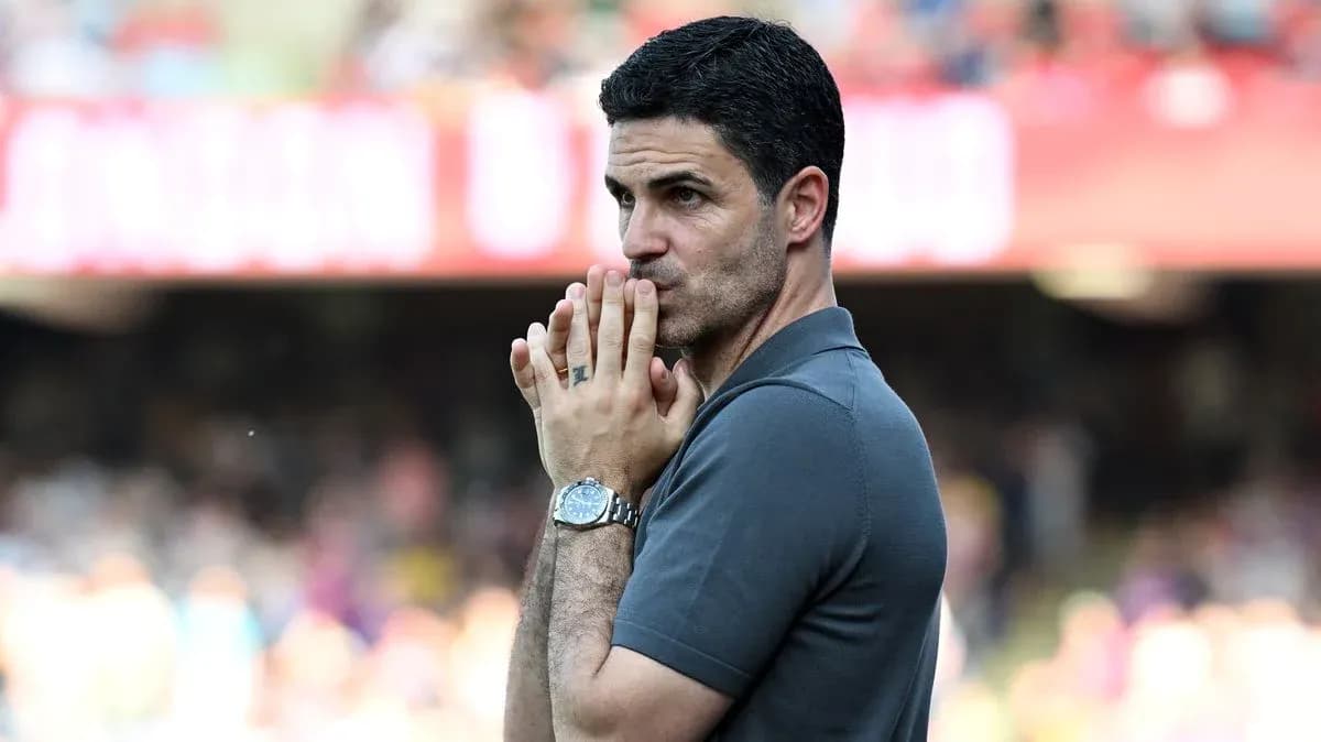 Entrenador observando el partido desde la línea lateral