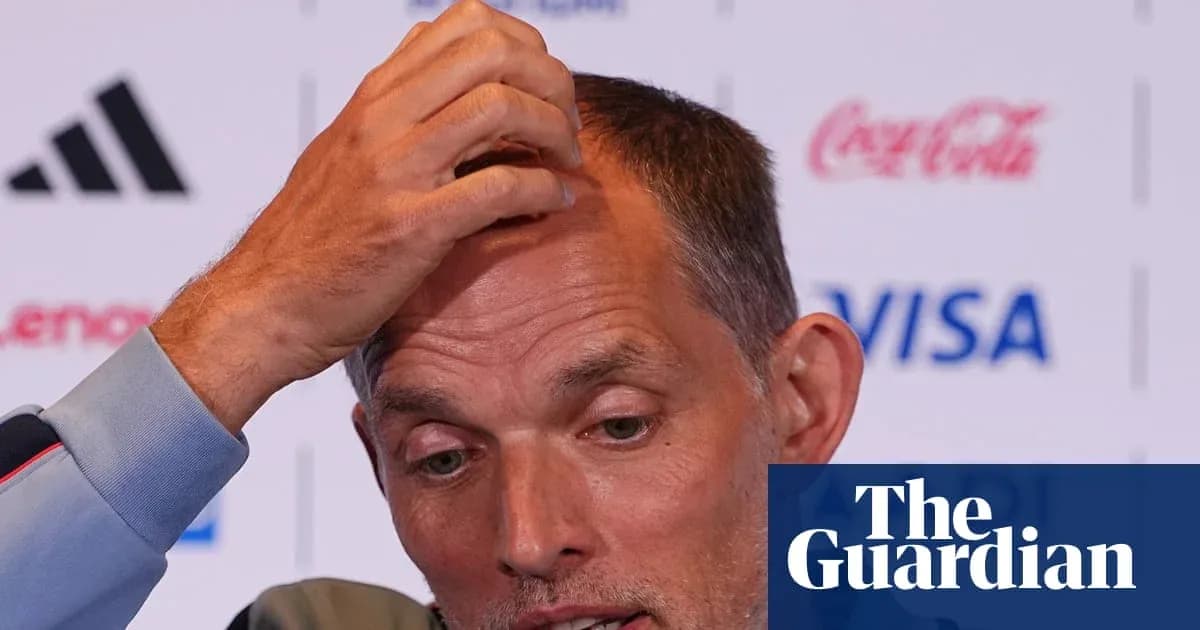 Entrenador en conferencia de prensa tocándose la cabeza
