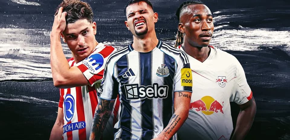 Tres futbolistas de diferentes equipos posando juntos